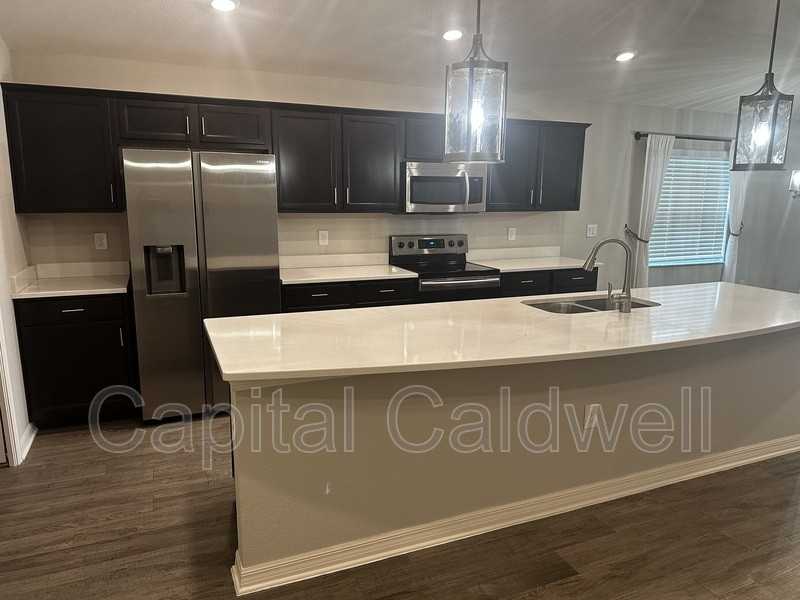 201 Serena Ridge Dr - Photo 4 of 11