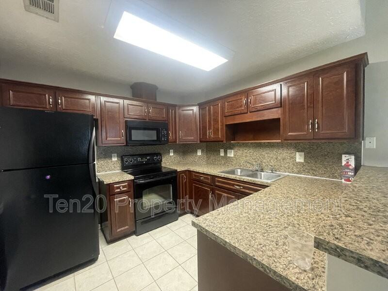 25 Devonshire Dr - Photo 2 of 15
