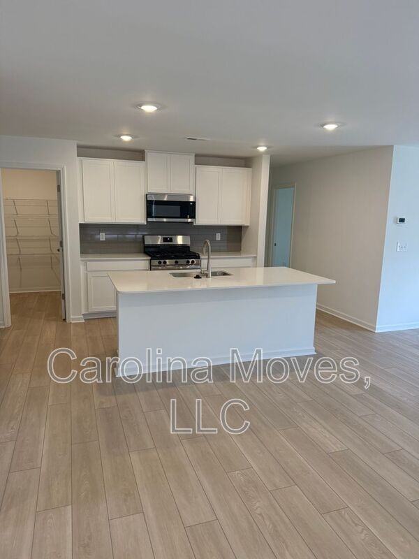 164 Crewe St - Photo 3 of 35