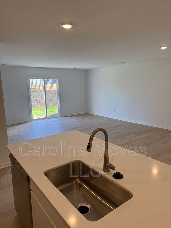 164 Crewe St - Photo 5 of 35