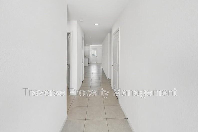 1380 Beach Dr - Photo 4 of 26