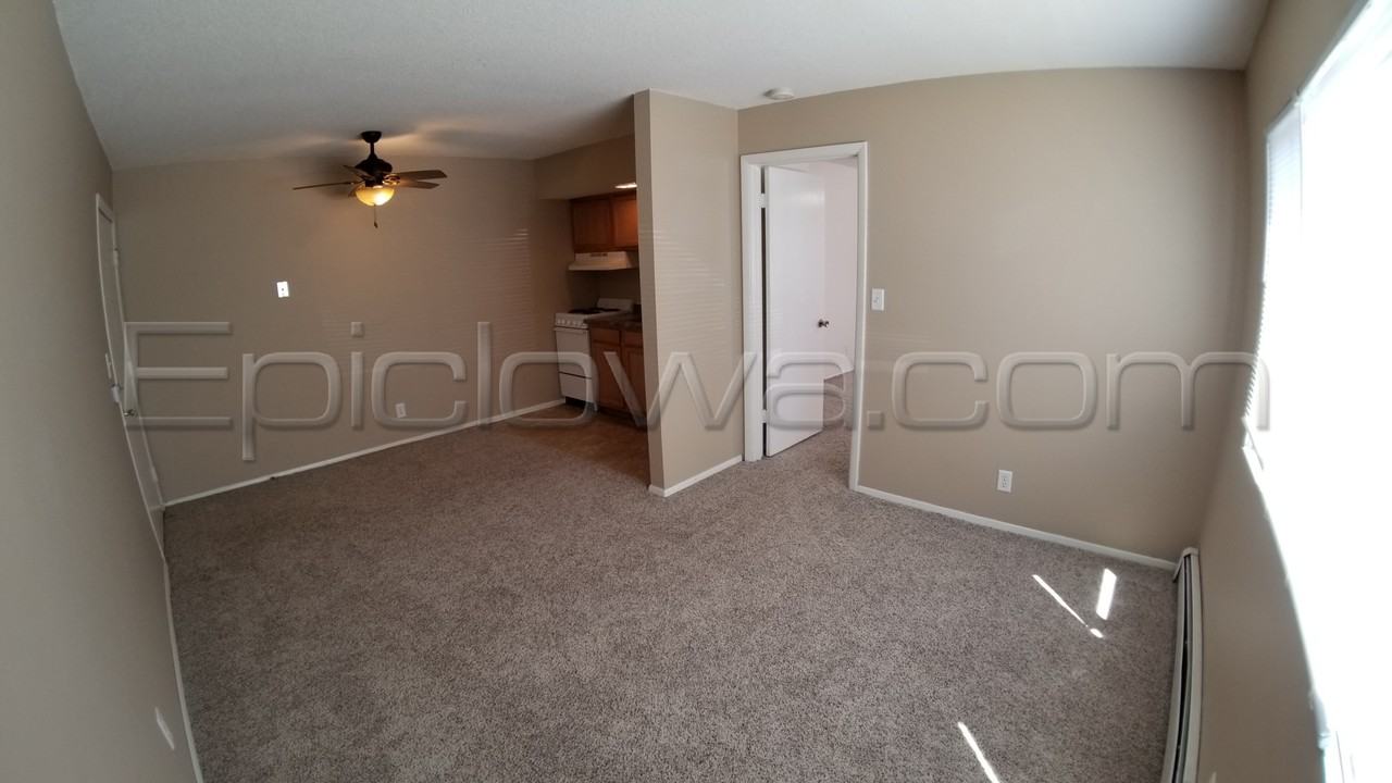 1385 Meadowview Dr - Photo 2 of 8