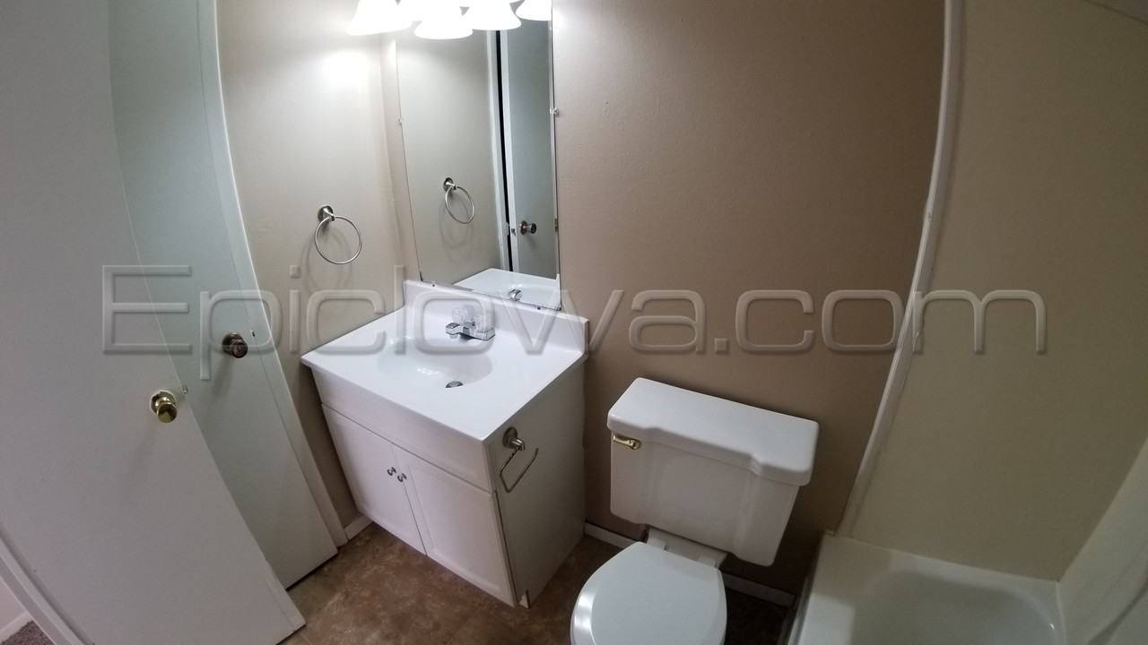 1385 Meadowview Dr - Photo 4 of 8