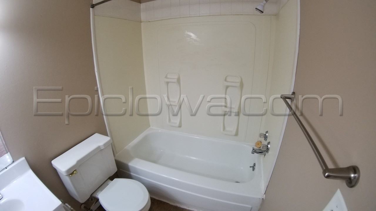 1385 Meadowview Dr - Photo 5 of 8