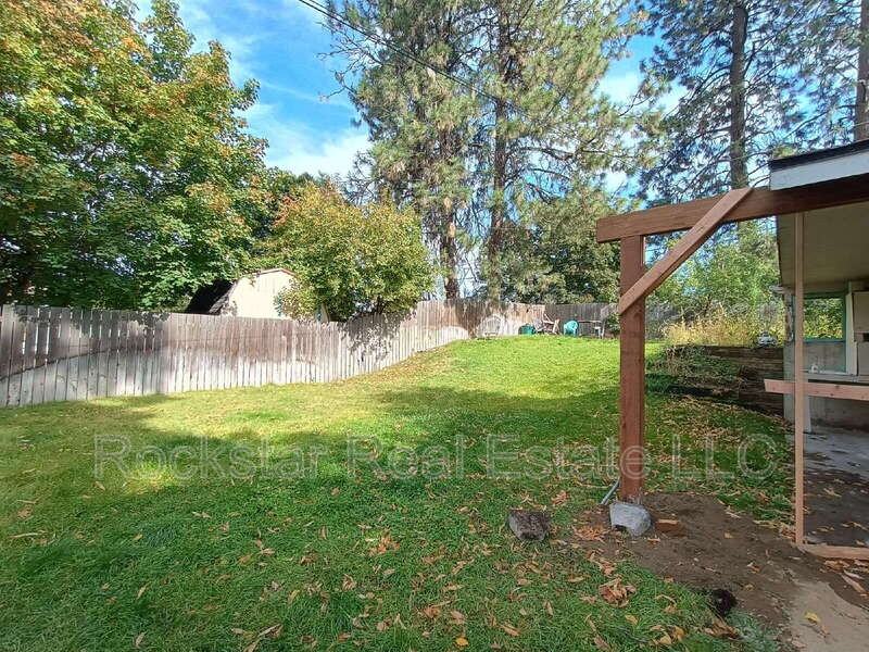 6128 N Oak St - Photo 6 of 33