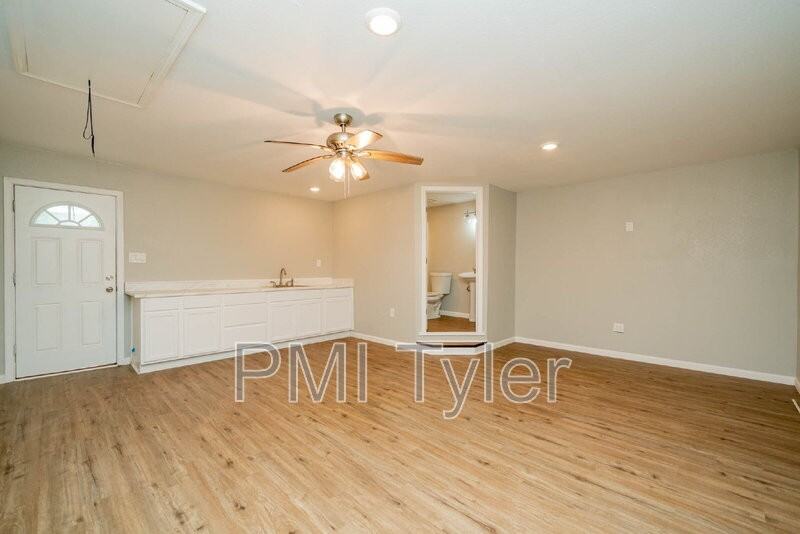 1021 N Montgomery St - Photo 2 of 5