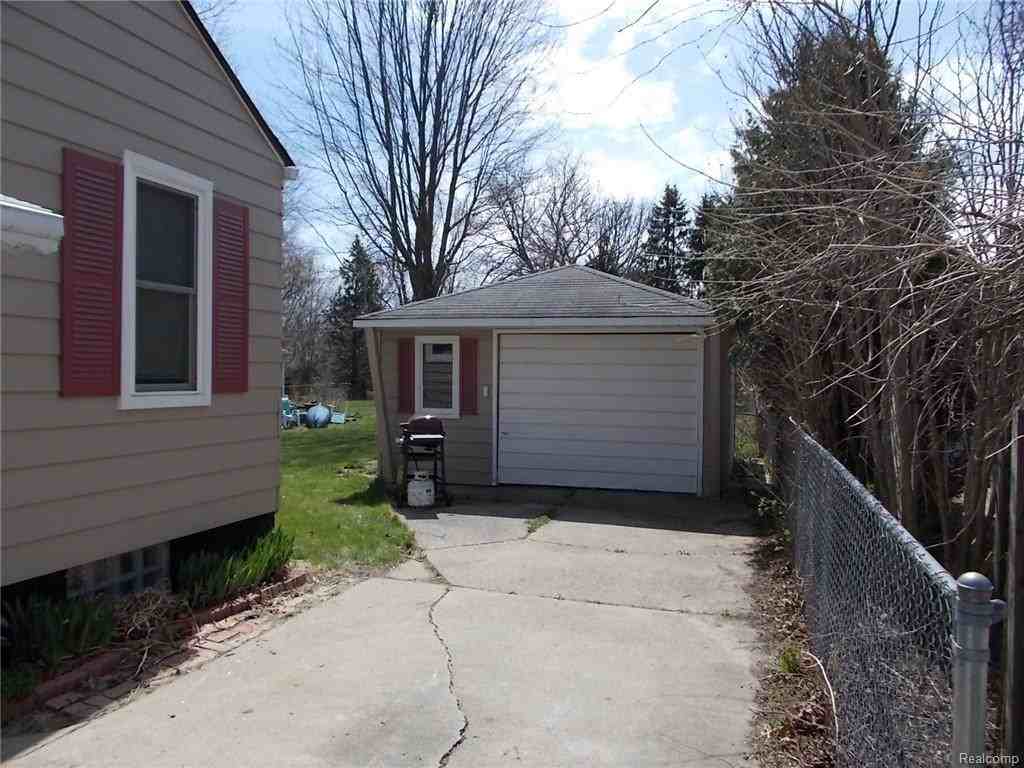 135 School Ave - Photo 2 of 12