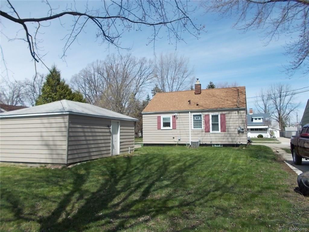 135 School Ave - Photo 3 of 12