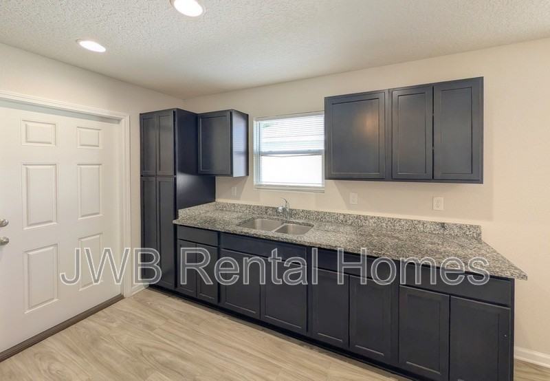 2034 Hartridge St - Photo 4 of 28