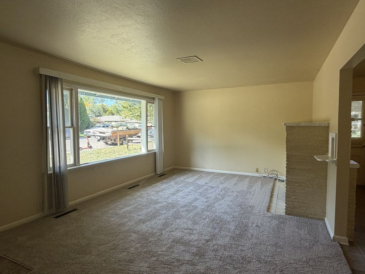 1101 Broadview Pl - Photo 3 of 15