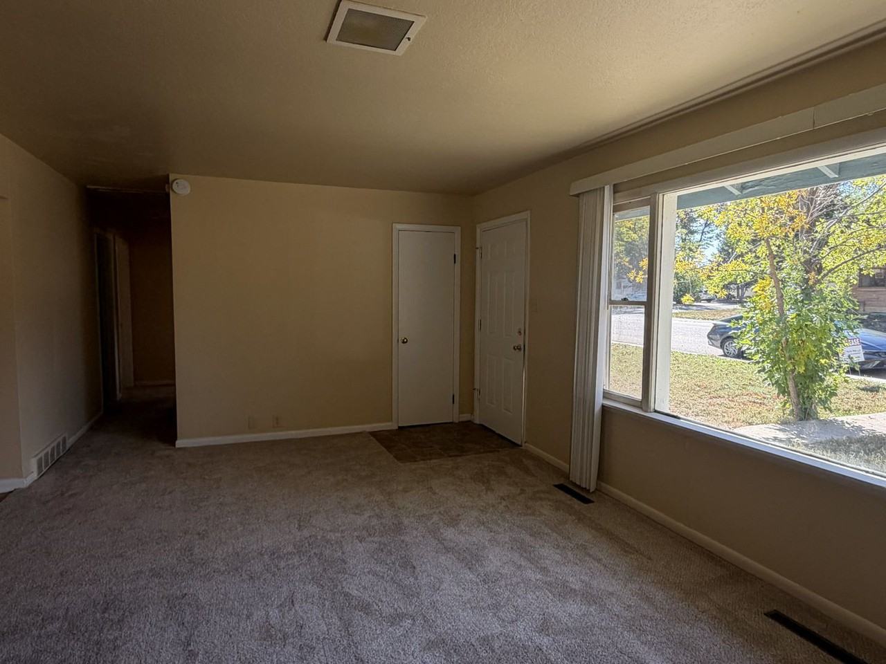 1101 Broadview Pl - Photo 4 of 15