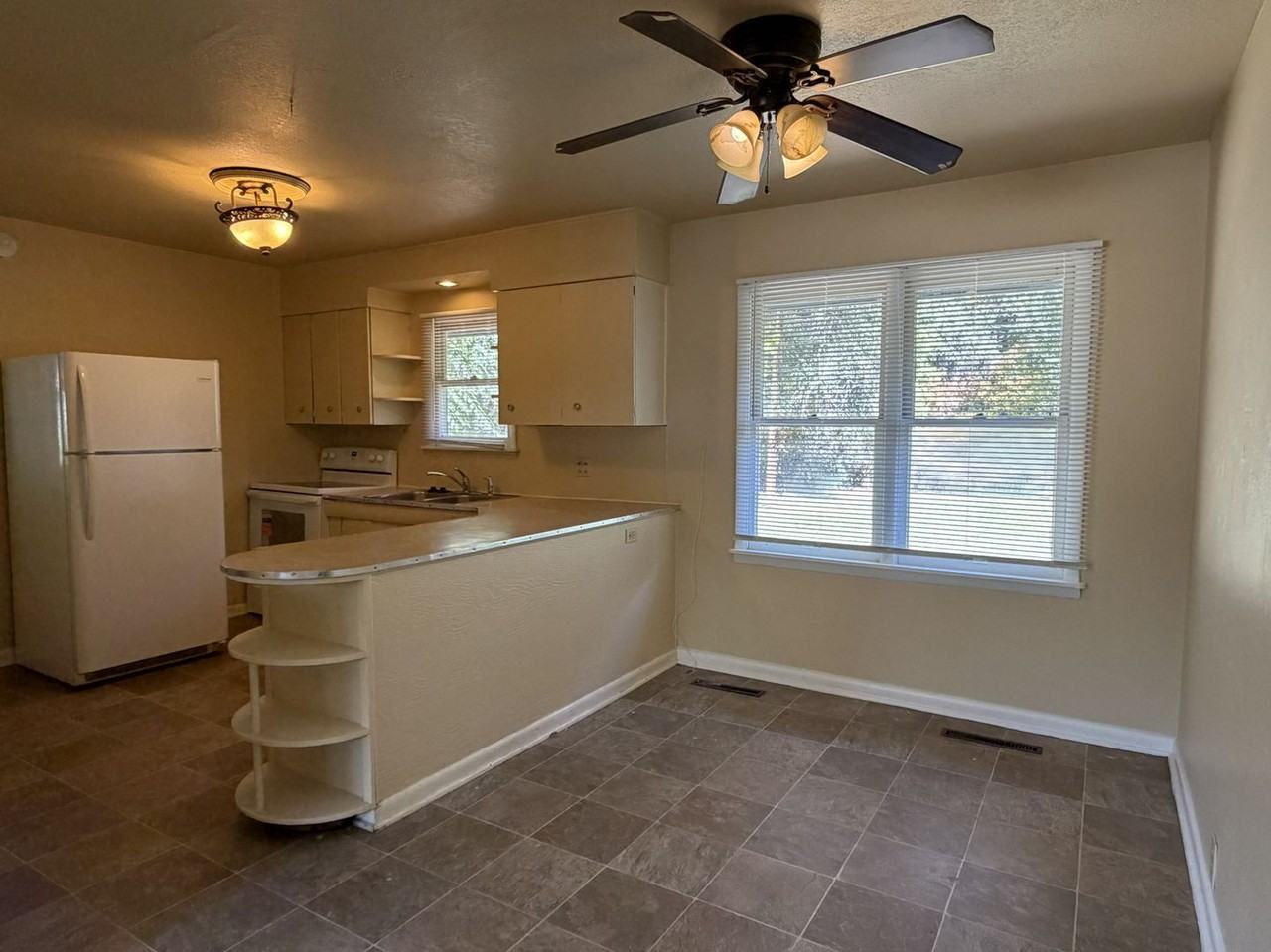 1101 Broadview Pl - Photo 6 of 15