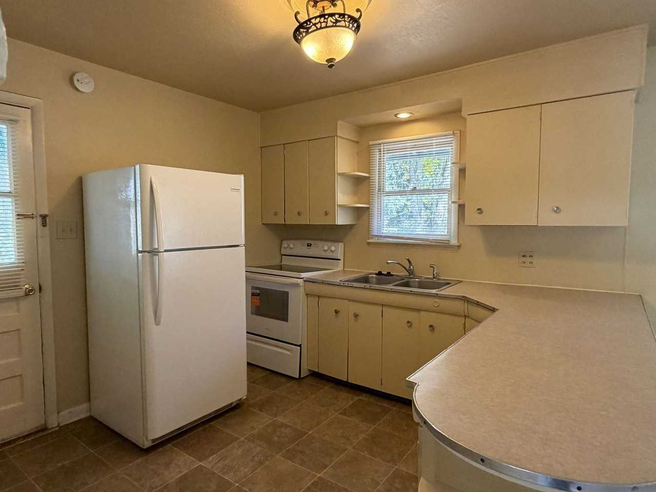 1101 Broadview Pl - Photo 7 of 15