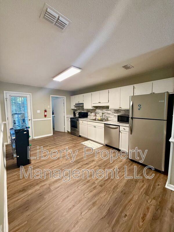 917 Odom Dr - Photo 4 of 11
