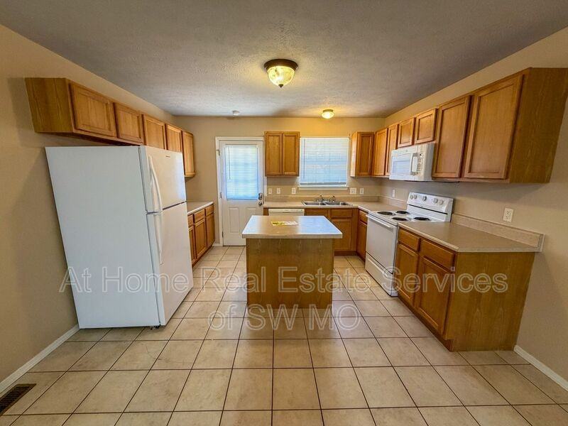 1105 N 25th St - Photo 4 of 13