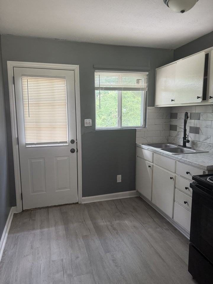 4125 Sandfort Road - Photo 4 of 7
