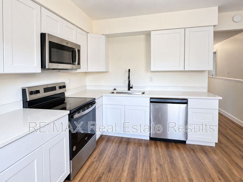 210 White Oak Dr Ne #C - Photo 3 of 11