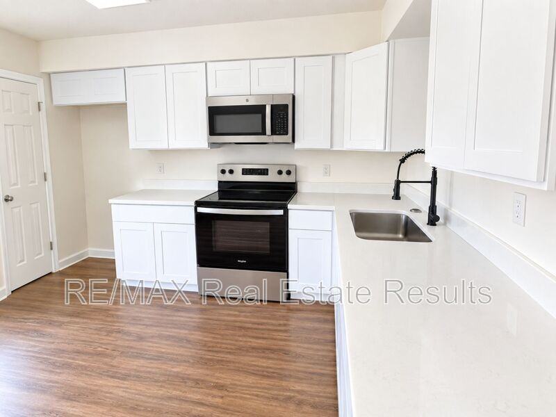 210 White Oak Dr Ne #C - Photo 4 of 11
