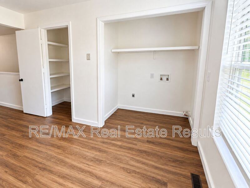 210 White Oak Dr Ne #C - Photo 5 of 11