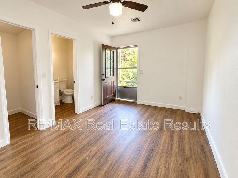 210 White Oak Dr Ne #C - Photo 6 of 11