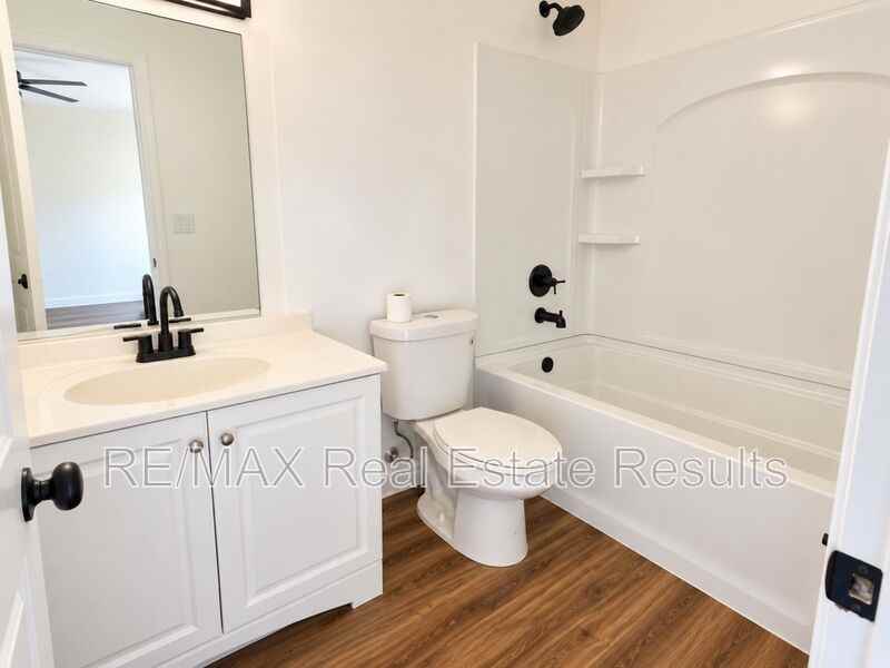 210 White Oak Dr Ne #C - Photo 7 of 11