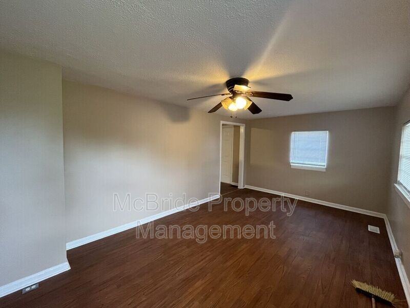 1077 Williston Rd - Photo 4 of 13