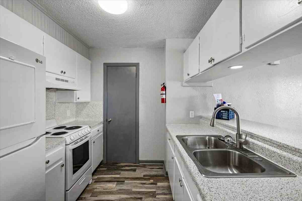 320 Market Street - Photo 6 of 35