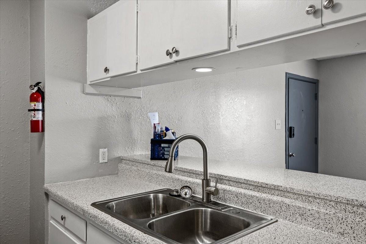 320 Market Street - Photo 7 of 35