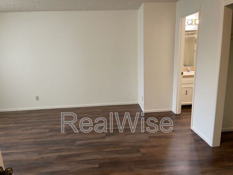 4282 Meadowbrook Ct Ne - Photo 2 of 8