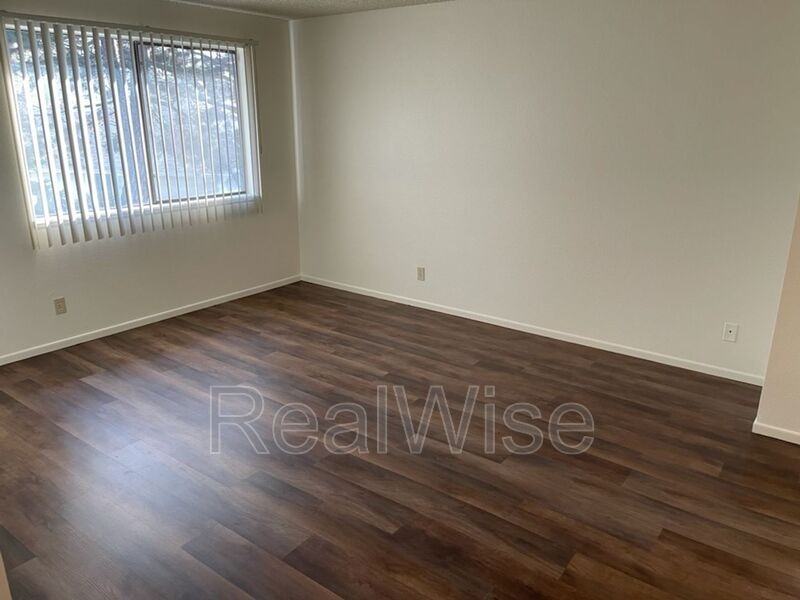 4282 Meadowbrook Ct Ne - Photo 5 of 8