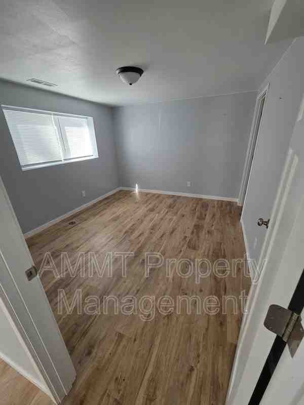 1095 3rd St - Photo 4 of 13
