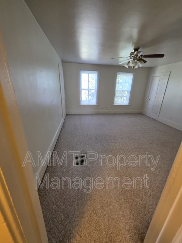 860 10th St - Photo 5 of 9
