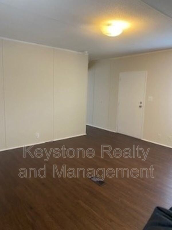910 Gabby Ln - Photo 2 of 8
