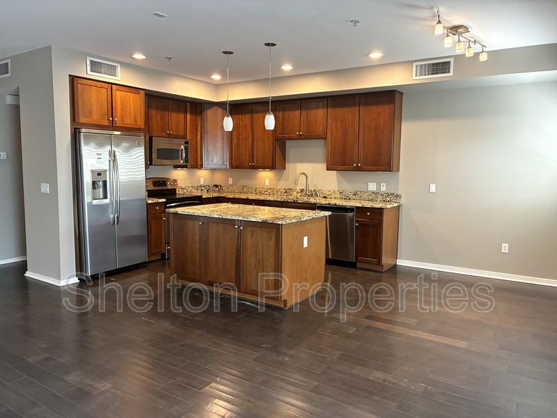 525 W Lakeside Dr - Photo 2 of 20