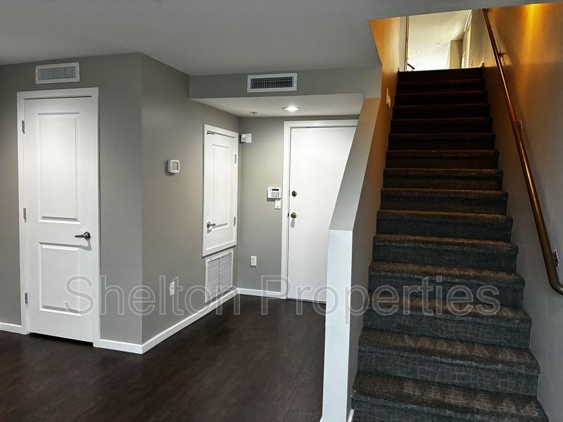 525 W Lakeside Dr - Photo 3 of 20