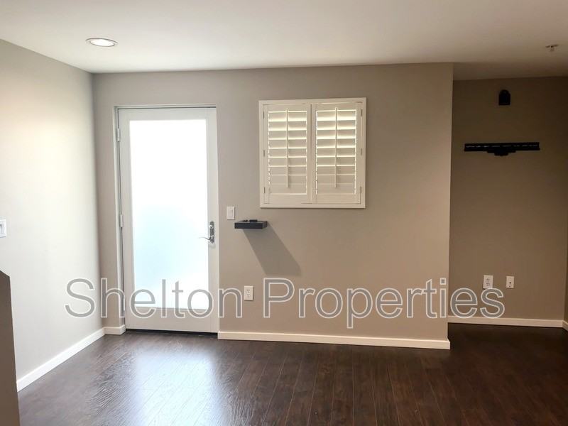525 W Lakeside Dr - Photo 4 of 20