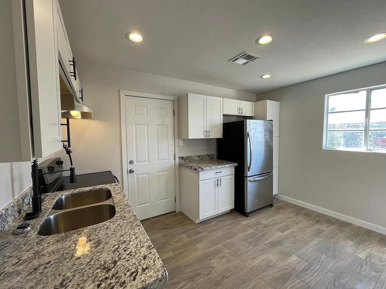 2219 E Portland St #3 - Photo 7 of 10