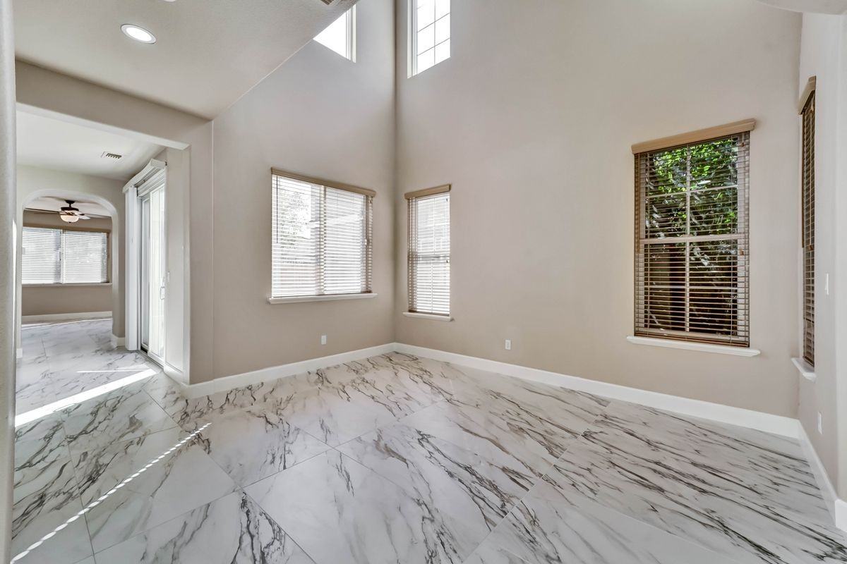 1123 Montague Ln - Photo 4 of 47
