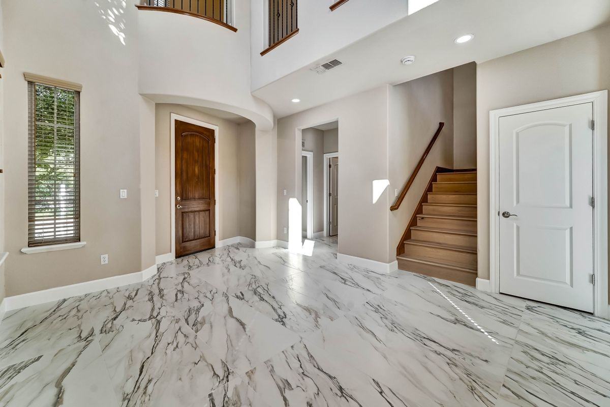 1123 Montague Ln - Photo 5 of 47