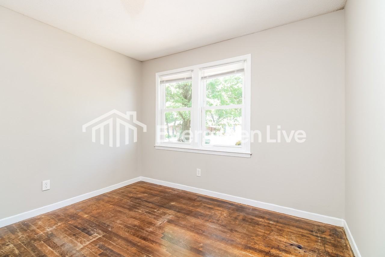 528 Atterbury Dr - Photo 4 of 15