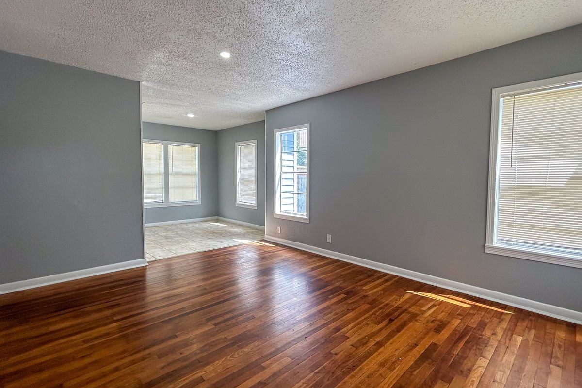 921 Nandina Dr - Photo 3 of 20