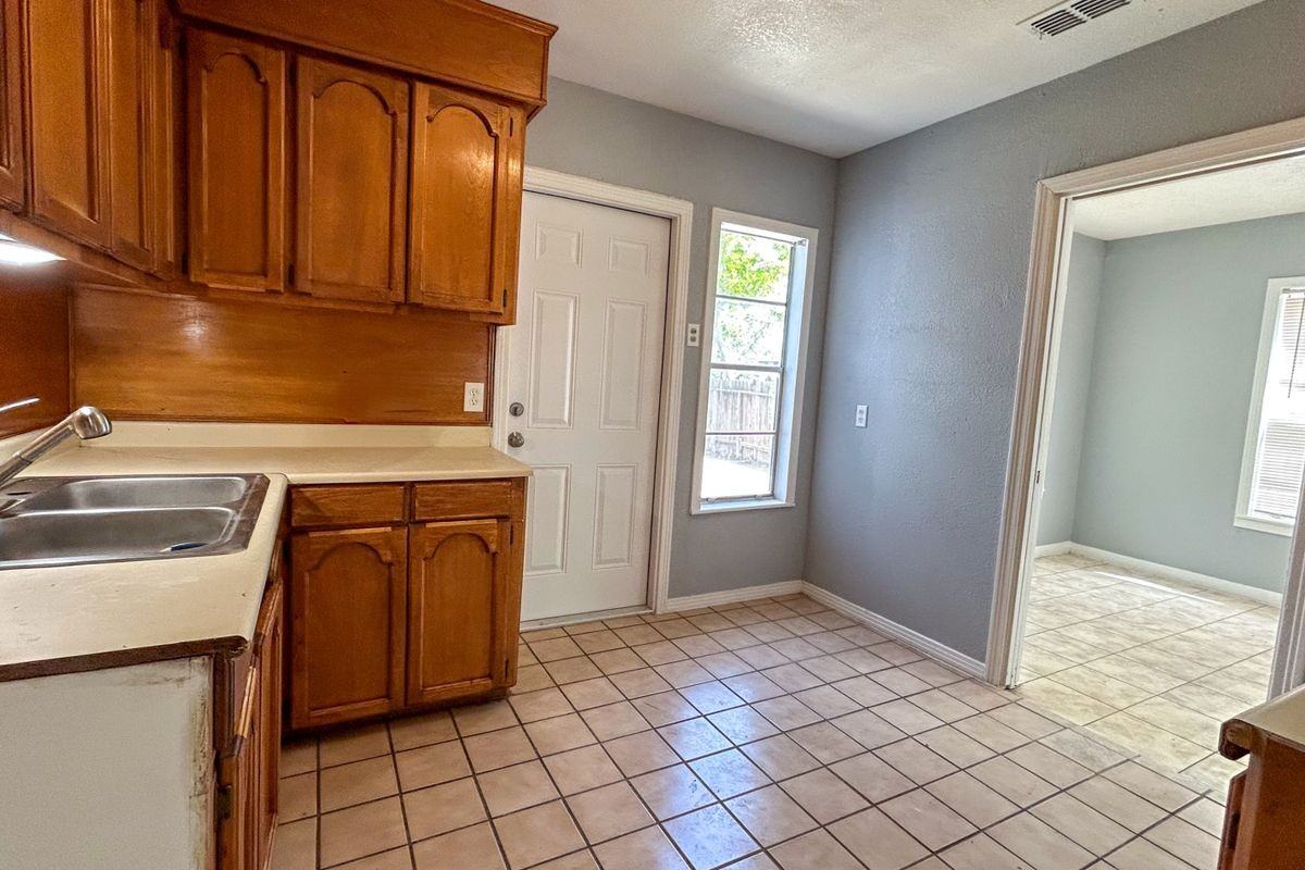 921 Nandina Dr - Photo 7 of 20