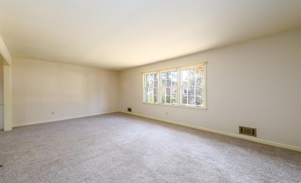 462 Emily Dr Sw - Photo 5 of 35