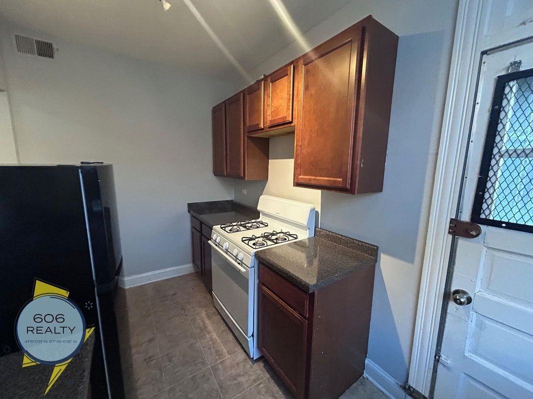 7346 N Damen Ave - Photo 5 of 11