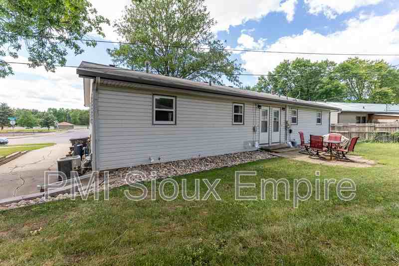 842 S Southeastern Ave - Photo 2 of 13