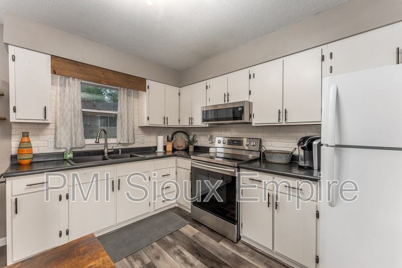 842 S Southeastern Ave - Photo 5 of 13