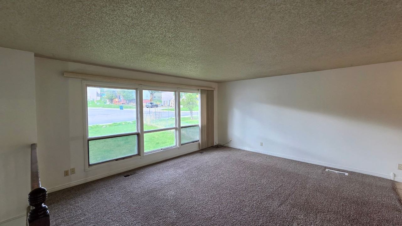 2240 55th St - Photo 4 of 31