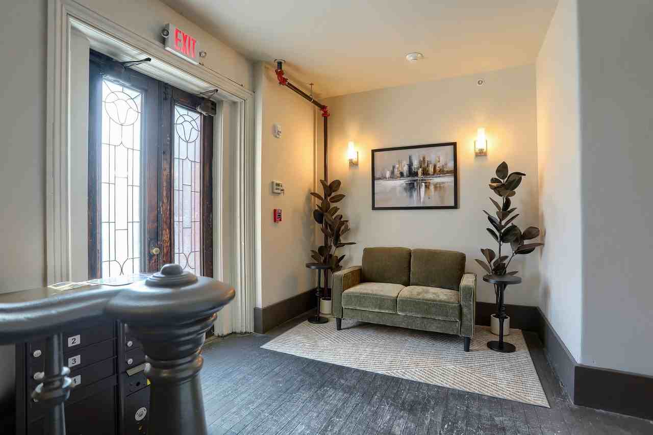 260 Boas St - Photo 4 of 50