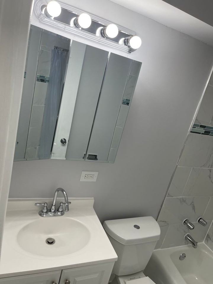 1040 Hollywood - Photo 3 of 4