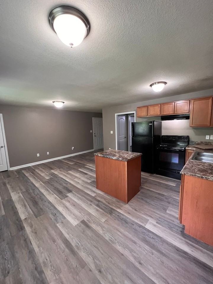 Live in Comfort at Evergreen Apartments in Knoxville! - Photo 2 of 24
